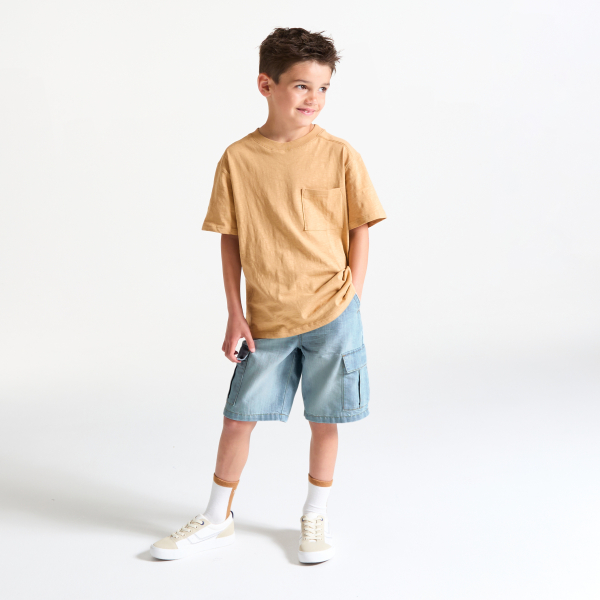 شورت برمودا من الجينز باللون الأزرق الباهت للأولاد.